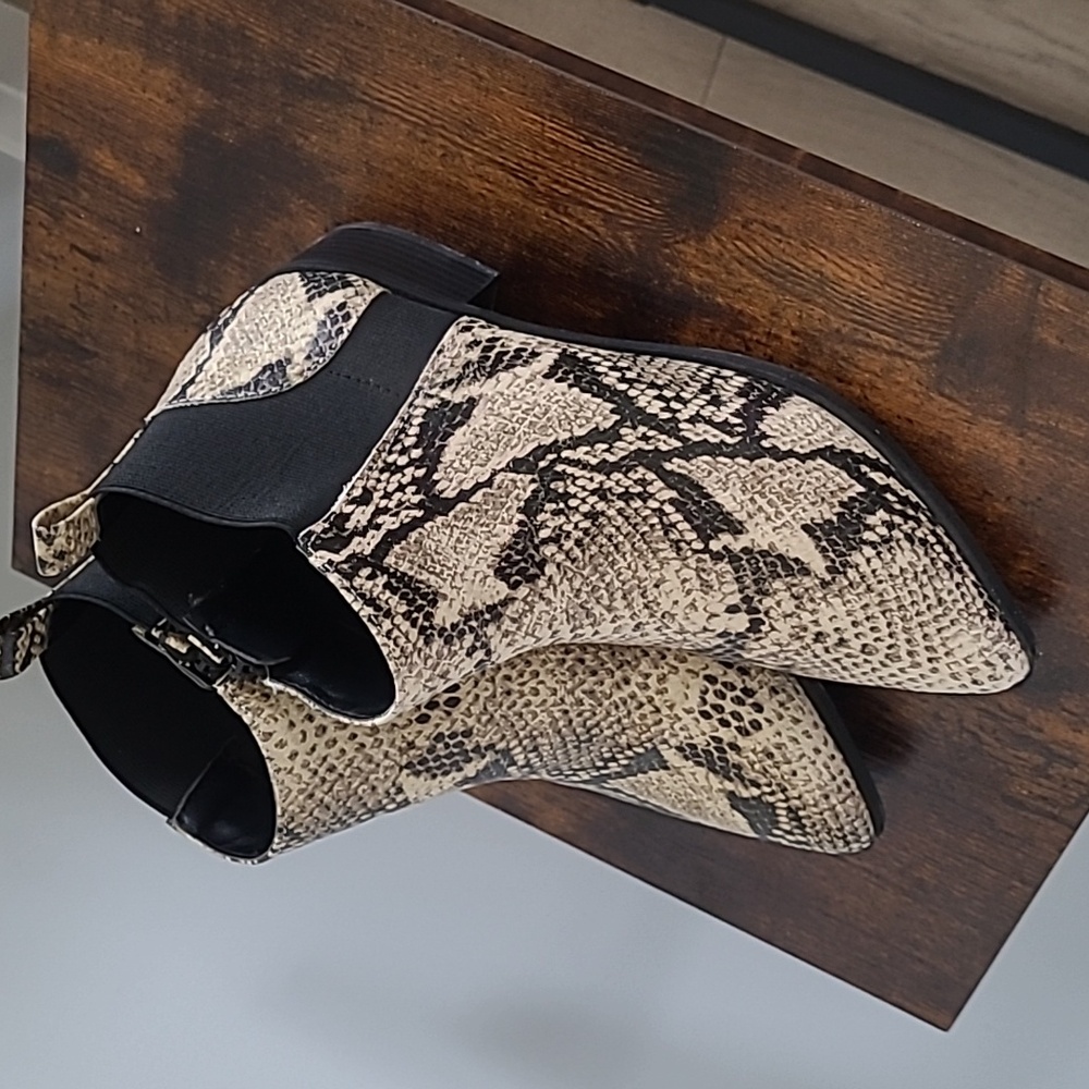 Parker & Skye Faux Snakeskin Pointed Toe Ankle Boots Booties Chelsea Boot 5.5